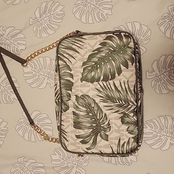Gorgeous white and green mostera leaf jet set crossbody - Picture 4 of 13